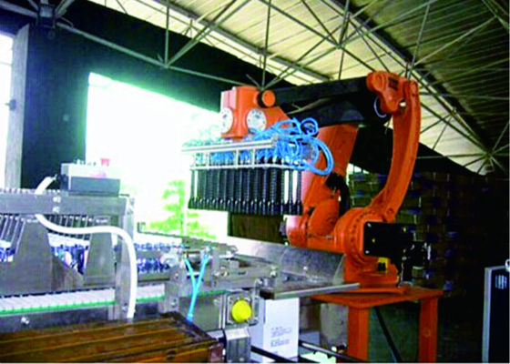 Κίνα Ρομποτική αυτόματη υψηλή ταχύτητα ελέγχου PLC μηχανών συσκευαστών περίπτωσης για τα μπουκάλια ποτών προμηθευτής